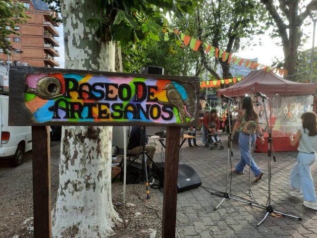 Por el Da del Amigo, feria de artesanos en la plaza central